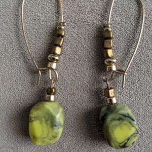 🛍️3/$15--green earrings with brass beads